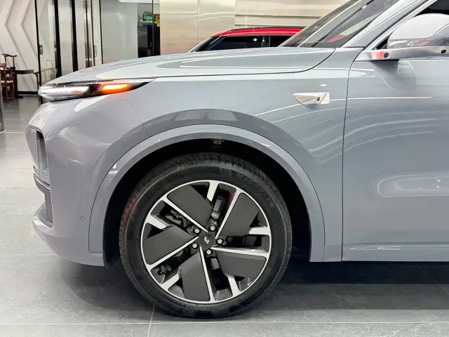Li Auto L8 — Фото автомобиля 16
