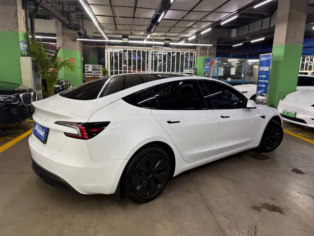 Tesla Model 3 — Фото автомобиля 4