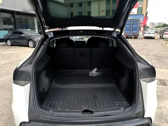 Tesla Model Y — Фото автомобиля 18