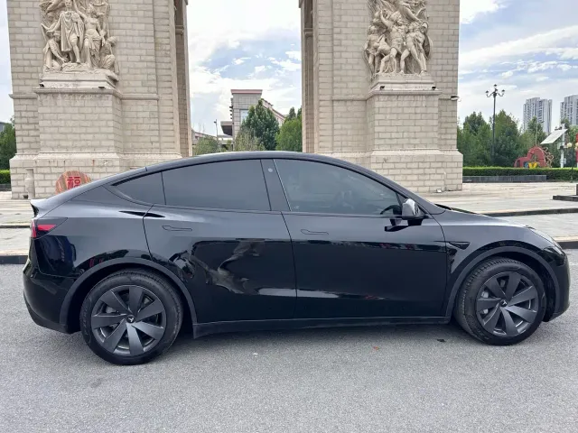 Tesla Model Y — Фото автомобиля 9
