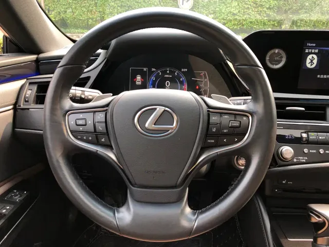 Lexus ES — Фото автомобиля 11