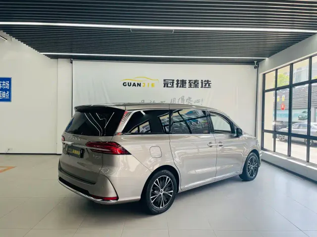 Roewe iMAX8 — Фото автомобиля 18