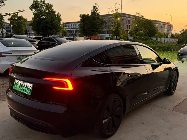 Tesla Model 3 — Фото автомобиля 5