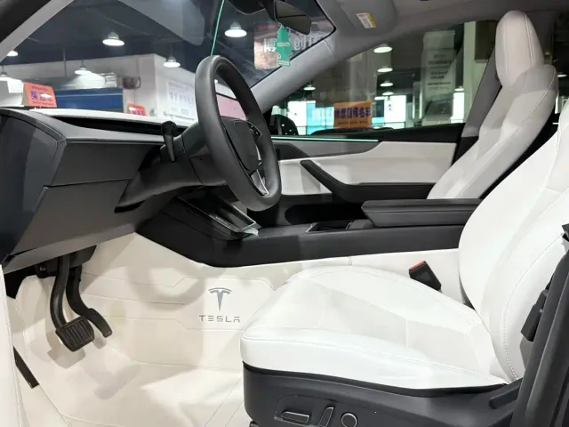 Tesla Model Y — Фото автомобиля 4