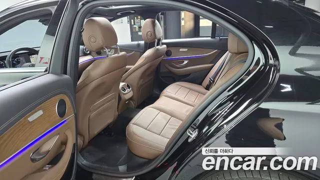 Mercedes-Benz E-Class — Фото автомобиля 11