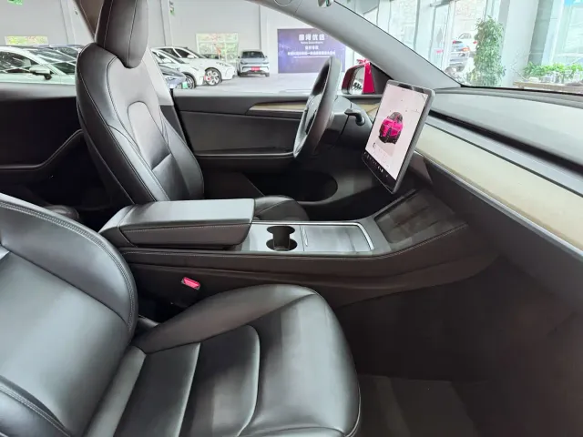 Tesla Model Y — Фото автомобиля 17