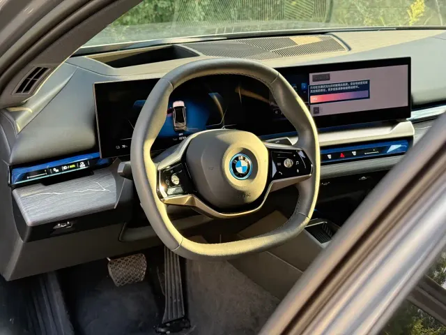 BMW i5 — Фото автомобиля 11