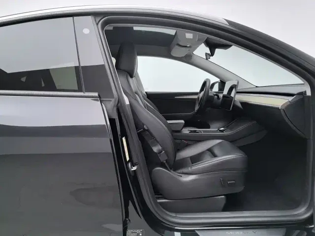 Tesla Model Y — Фото автомобиля 23