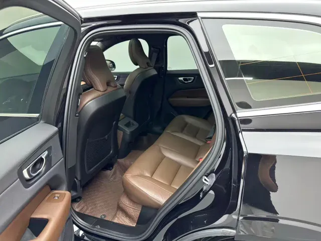 Volvo XC60 — Фото автомобиля 6