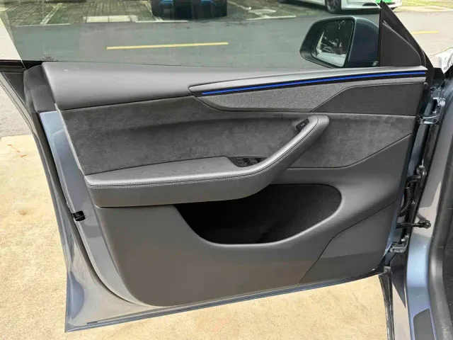 Tesla Model Y L — Фото автомобиля 5