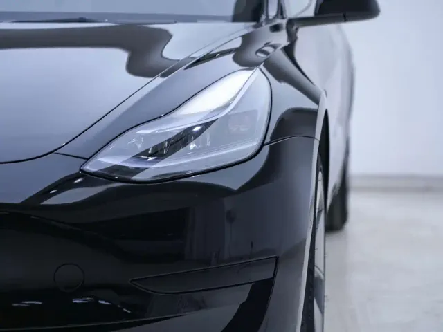 Tesla Model 3 — Фото автомобиля 9