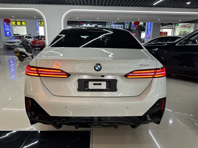 BMW 5 Series — Фото автомобиля 9