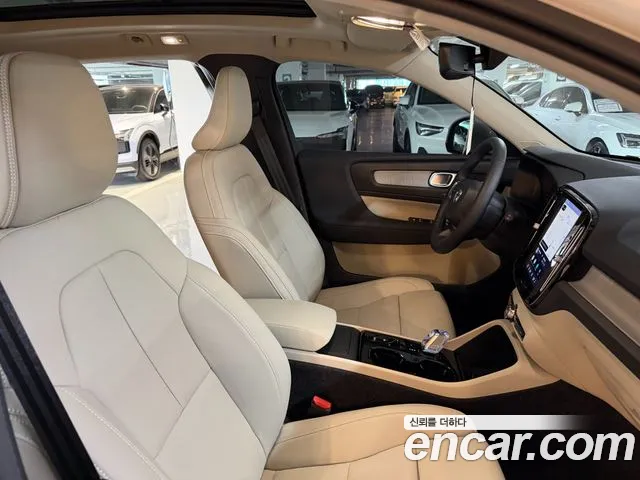 Volvo XC40 — Фото автомобиля 10
