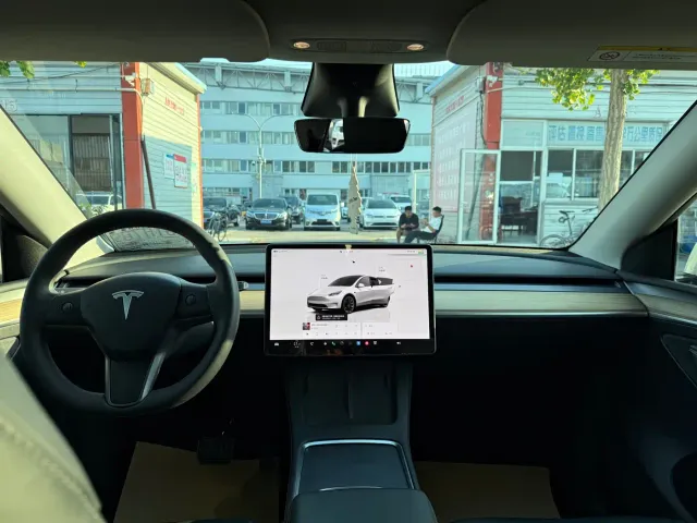 Tesla Model Y — Фото автомобиля 6