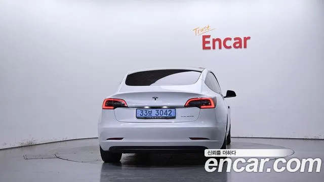 Tesla Model 3 — Фото автомобиля 3