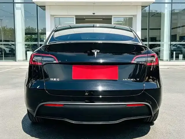 Tesla Model Y — Фото автомобиля 8