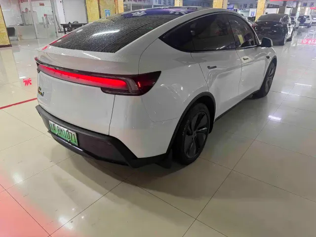 Tesla Model Y — Фото автомобиля 9