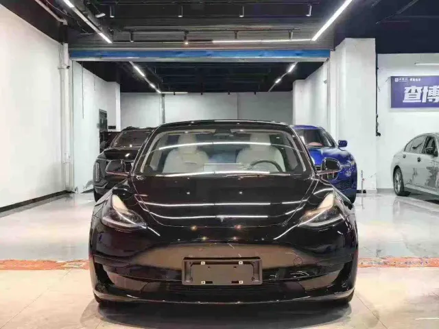 Tesla Model 3 — Фото автомобиля 2