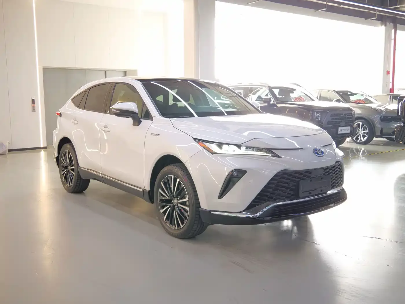 Toyota Venza 2023 2.5L Smart Hybrid FWD Premium — Фото автомобиля 3