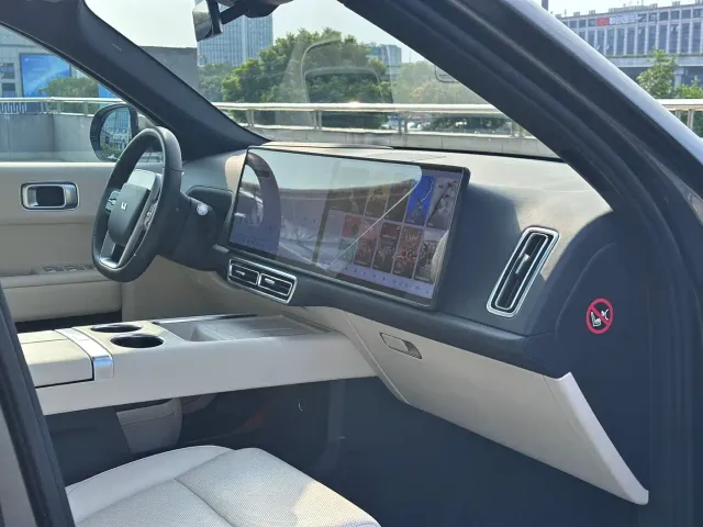 Li Auto L8 — Фото автомобиля 6