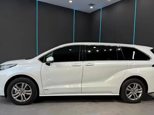 Toyota Sienna — Фото автомобиля 4
