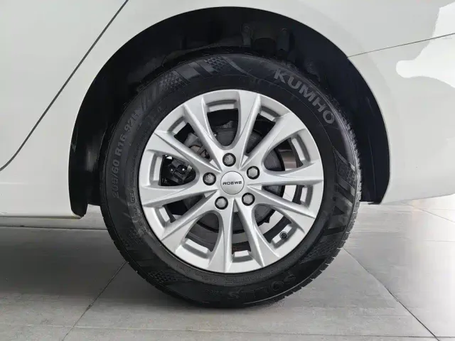 Roewe i5 — Фото автомобиля 17