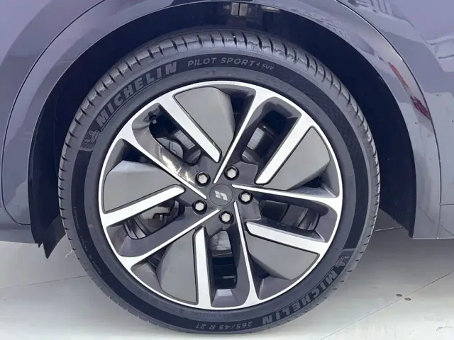 Li Auto L7 — Фото автомобиля 12