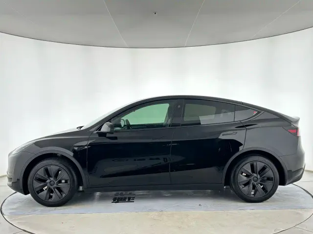 Tesla Model Y 2024 Rear-Wheel Drive Version — Фото автомобиля 4