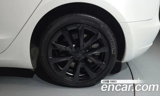 Tesla Model 3 — Фото автомобиля 6