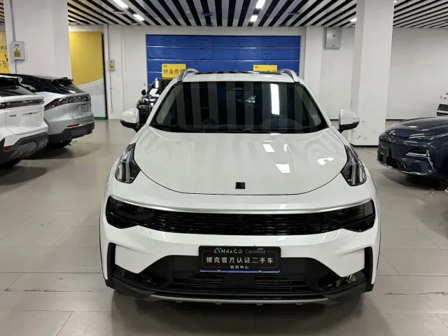 Lynk & Co 01 — Фото автомобиля 2