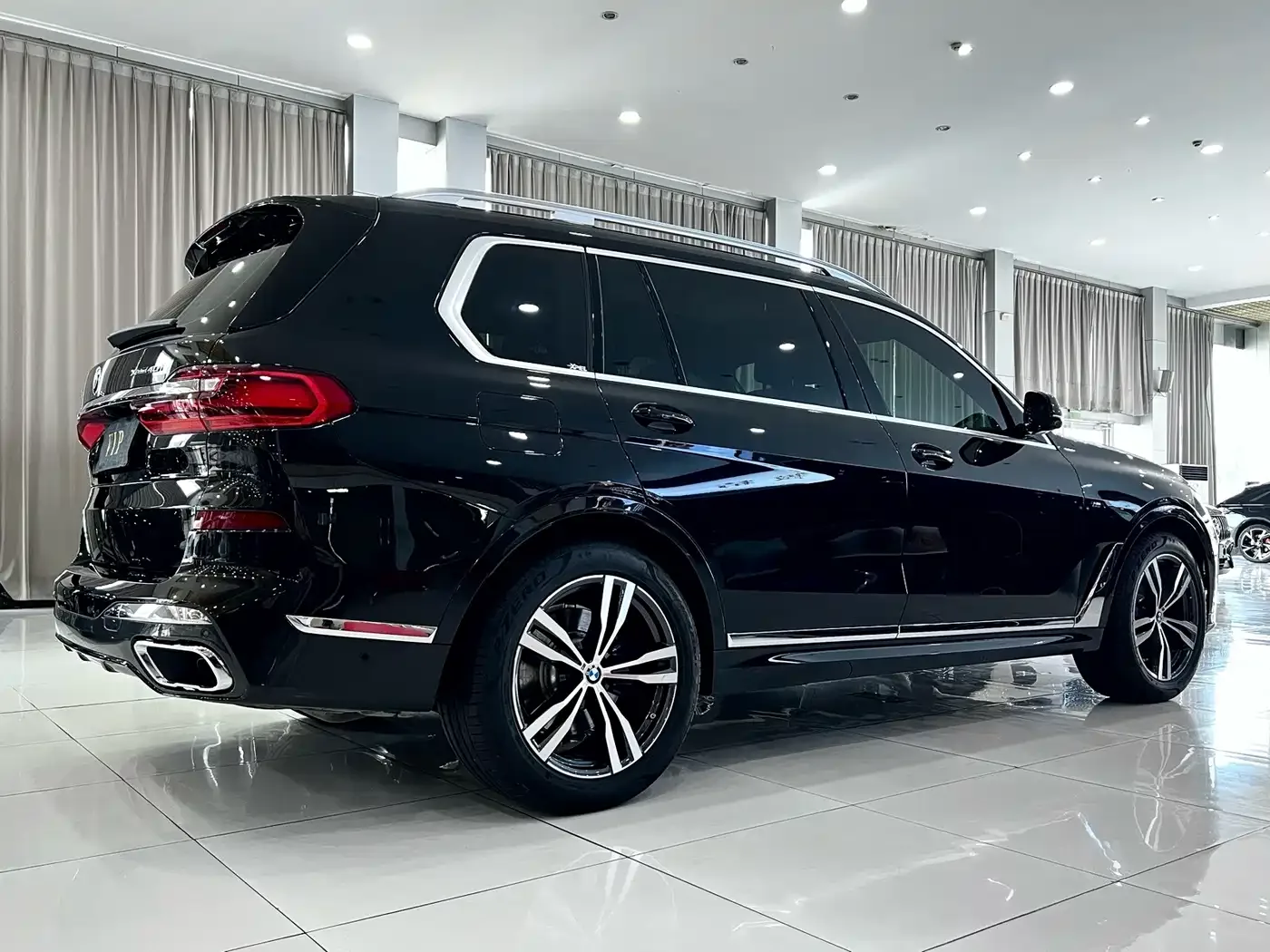 BMW BMW X7 2022 xDrive40i Exclusive M Sport Package — Фото автомобиля 4