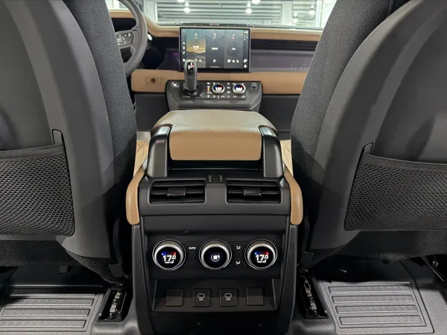Land Rover Defender — Фото автомобиля 13