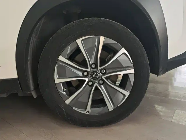 Lexus UX — Фото автомобиля 6