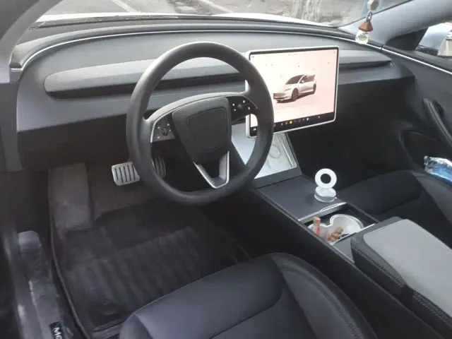 Tesla Model 3 — Фото автомобиля 12