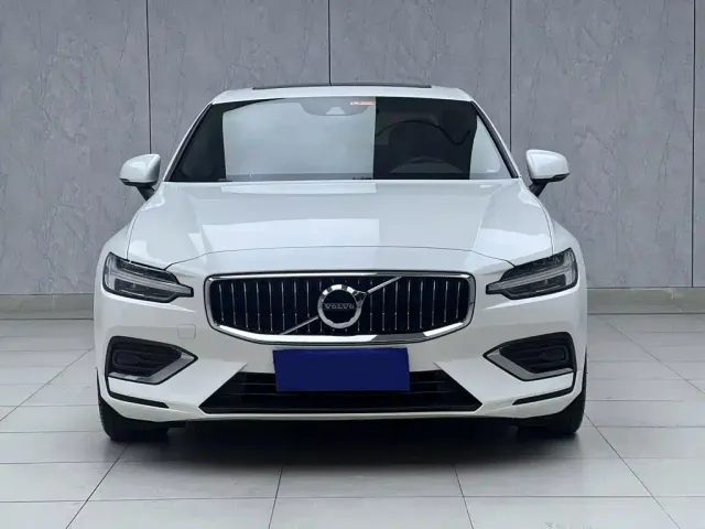 Volvo S60 — Фото автомобиля 2