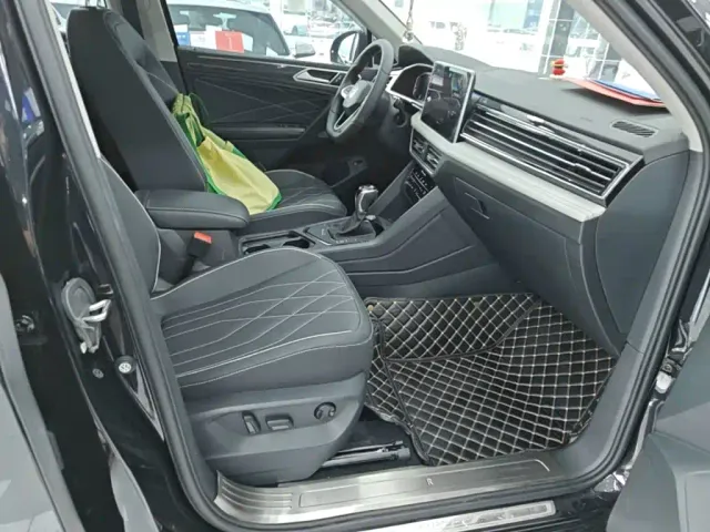 Volkswagen Tiguan L — Фото автомобиля 24