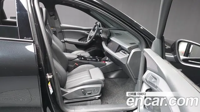 Audi Q6 e-tron — Фото автомобиля 11