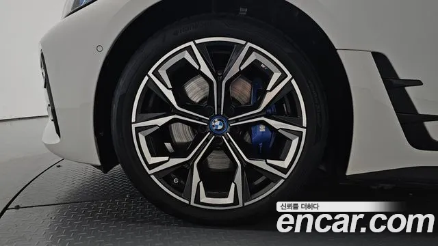 BMW i4 — Фото автомобиля 5