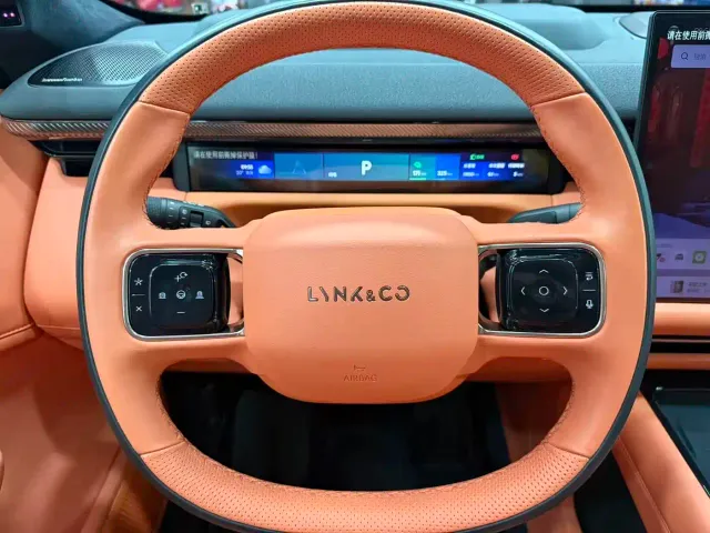 Lynk & Co 900 — Фото автомобиля 16