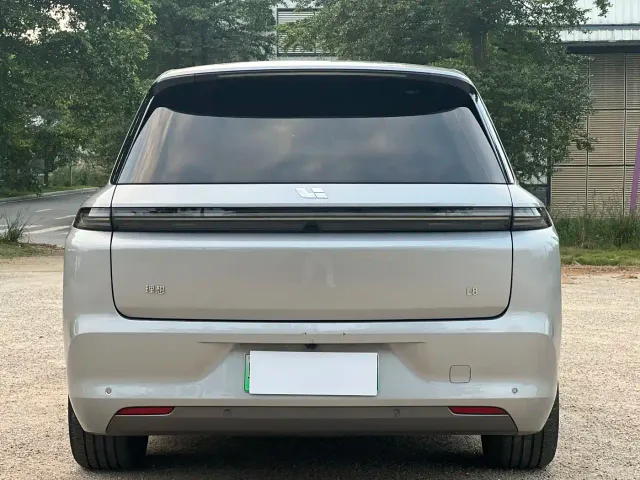Li Auto L8 — Фото автомобиля 17