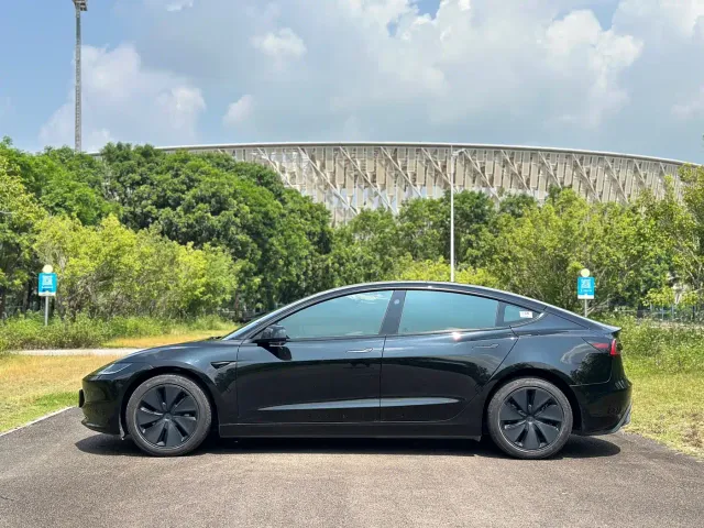 Tesla Model 3 — Фото автомобиля 4