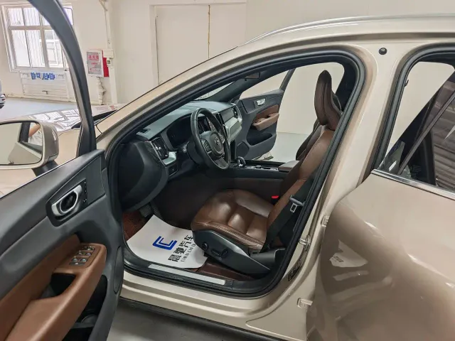 Volvo XC60 — Фото автомобиля 8