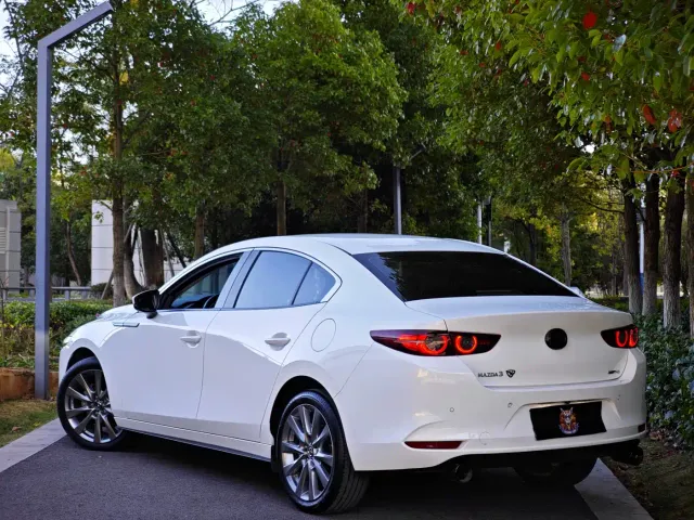 Mazda Axela — Фото автомобиля 4
