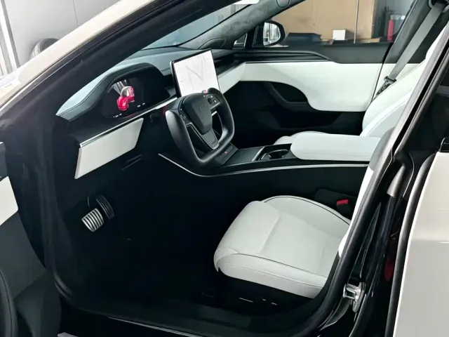 Tesla Model S — Фото автомобиля 3