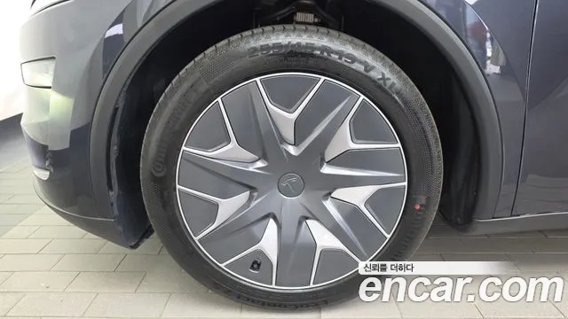 Tesla Model Y — Фото автомобиля 5