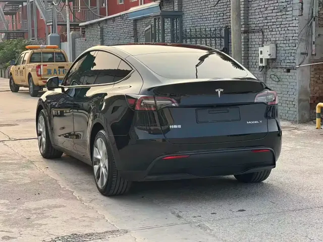 Tesla Model Y — Фото автомобиля 15