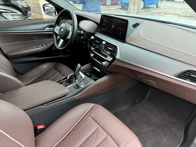 BMW 5 Series — Фото автомобиля 11