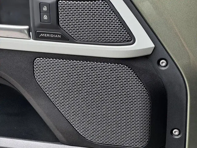 Land Rover Defender — Фото автомобиля 16
