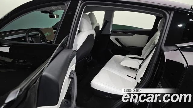 Tesla Model Y — Фото автомобиля 11
