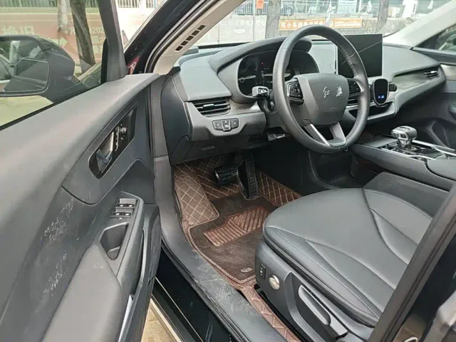 Hongqi E-QM5 — Фото автомобиля 15